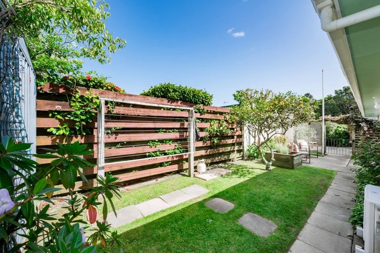 Photo of property in 33 Rewarewa Crescent, Waikanae, 5036