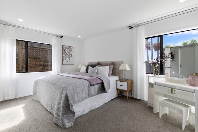 Photo of property in 16 Strabo Place, Windsor Park, Auckland, 0632