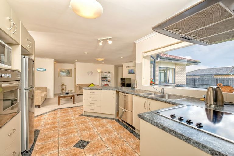 Photo of property in 8 Morewa Place, Takanini, 2112