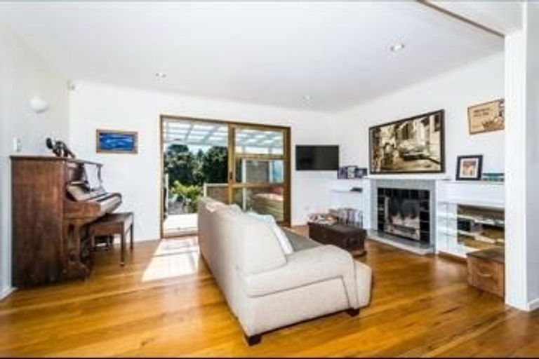Photo of property in 40 Pupuke Road, Hillcrest, Auckland, 0627