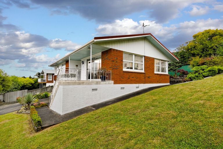 Photo of property in 2 Hilling Street, Titirangi, Auckland, 0604