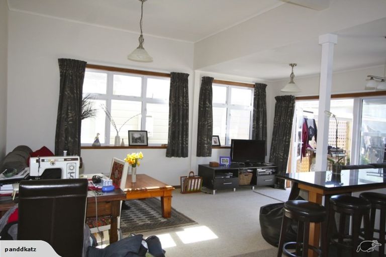 Photo of property in 121 Onepu Road, Lyall Bay, Wellington, 6022