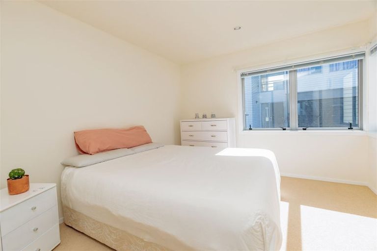 Photo of property in 27 Tamworth Crescent, Newlands, Wellington, 6037