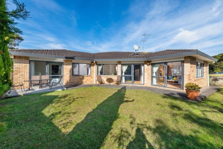 Photo of property in 2 Shah Place, Glen Eden, Auckland, 0602