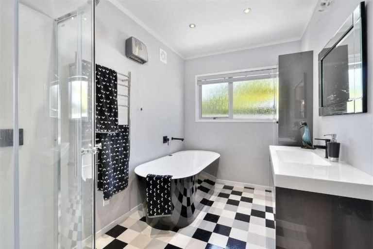 Photo of property in 9 Christensen Place, Forrest Hill, Auckland, 0620