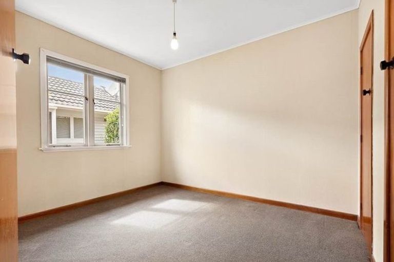 Photo of property in 14 Taikata Road, Te Atatu Peninsula, Auckland, 0610