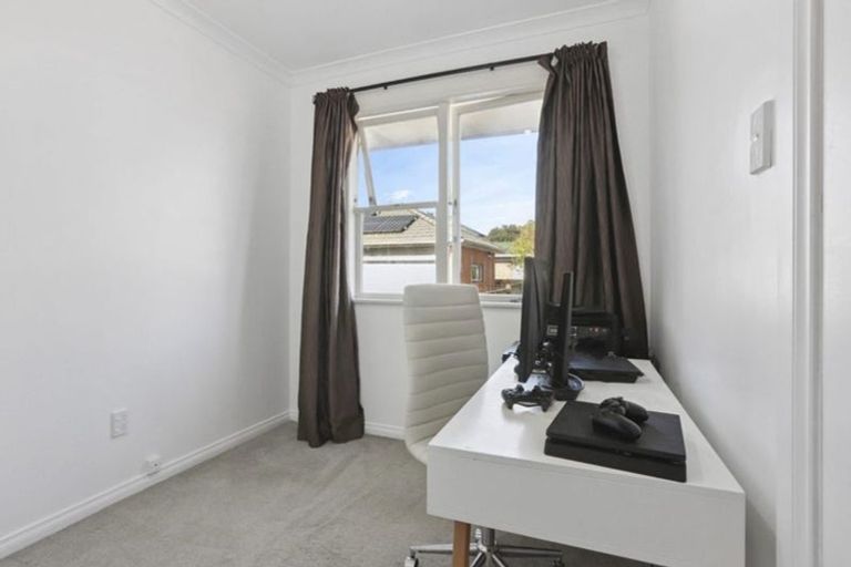 Photo of property in 15 Kingdale Road, Henderson, Auckland, 0610