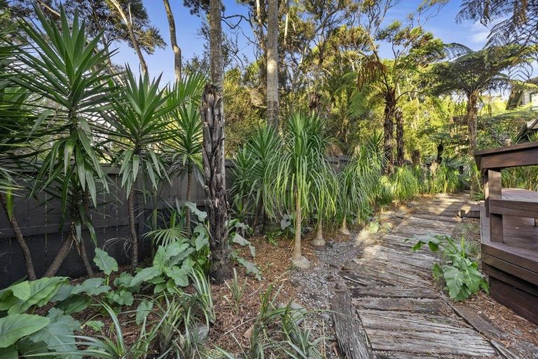 Photo of property in 28 Tyrico Close, Unsworth Heights, Auckland, 0632