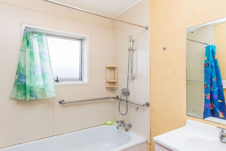 Photo of property in 2/50 Kenderdine Road, Papatoetoe, Auckland, 2025