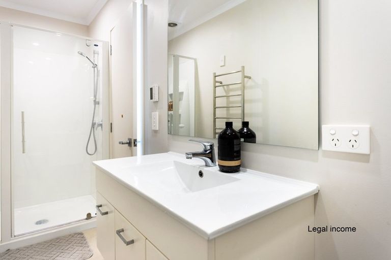 Photo of property in 40 Rising Parade, Fairview Heights, Auckland, 0632