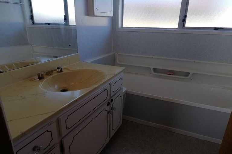 Photo of property in 14 Darren Crescent, Half Moon Bay, Auckland, 2012