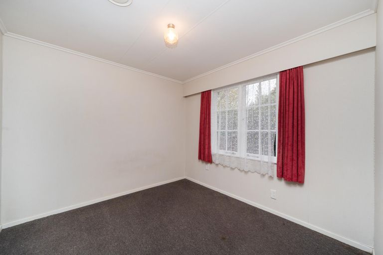 Photo of property in 15b Wikiriwhi Crescent, Awapuni, Palmerston North, 4412