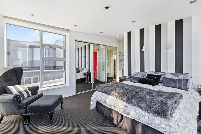 Photo of property in 56 Tamworth Crescent, Newlands, Wellington, 6037