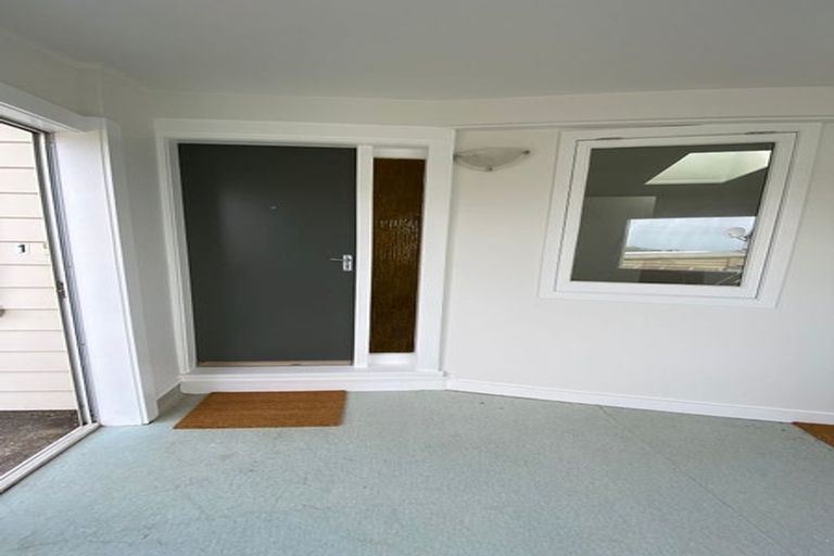 Photo of property in 1 Flint Way, Northland, Wellington, 6012