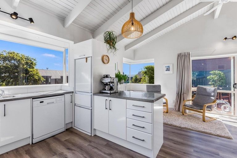 Photo of property in 8 The Crowsnest, Whitby, Porirua, 5024