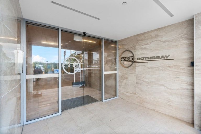 Photo of property in 6/585g Beach Road, Rothesay Bay, Auckland, 0630
