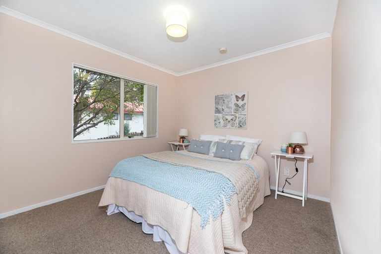 Photo of property in 76 Colwill Road, Massey, Auckland, 0614