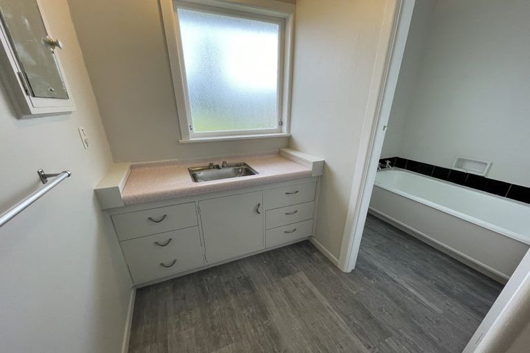 Photo of property in 222 Te Atatu Road, Te Atatu South, Auckland, 0610