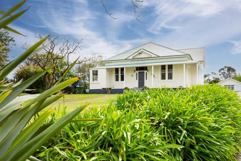 Photo of property in 16 Tamumu Road, Waipawa, 4210