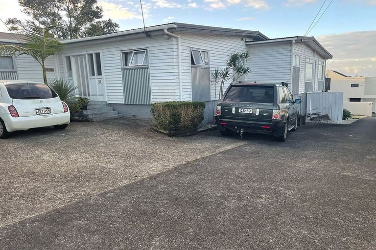 Photo of property in 2/119 Carlisle Road, Northcross, Auckland, 0632