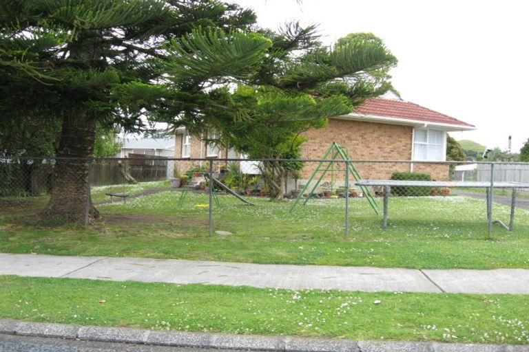 Photo of property in 14 Lindis Place, Mangere Bridge, Auckland, 2022