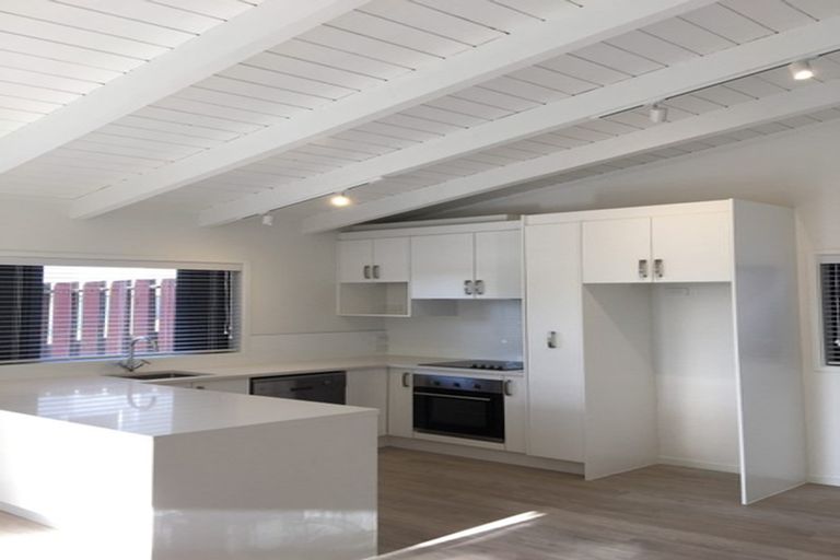 Photo of property in 2/48 Sunset Road, Unsworth Heights, Auckland, 0632