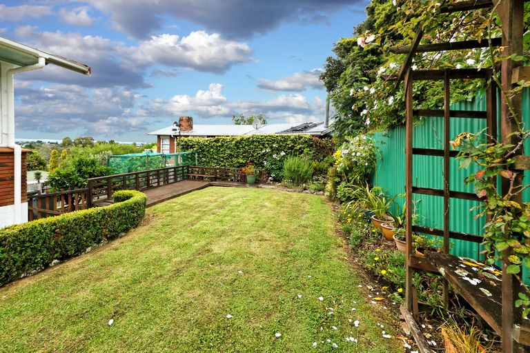 Photo of property in 2 Hilling Street, Titirangi, Auckland, 0604