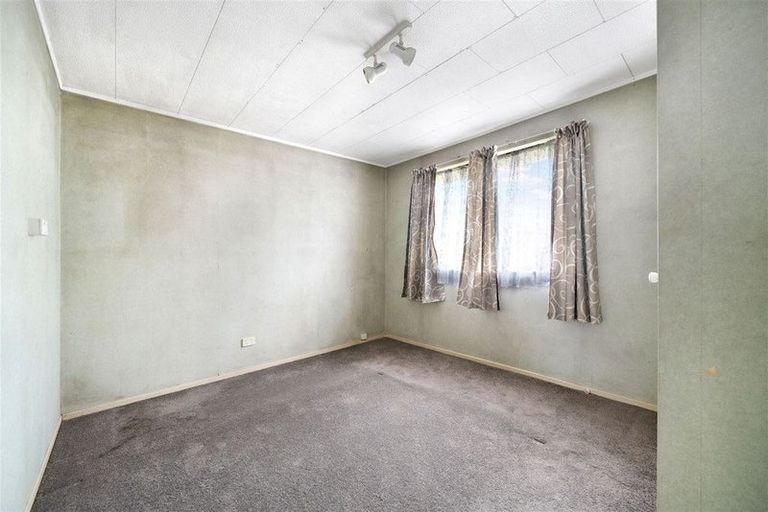 Photo of property in 2 Fruitvale Road, New Lynn, Auckland, 0600