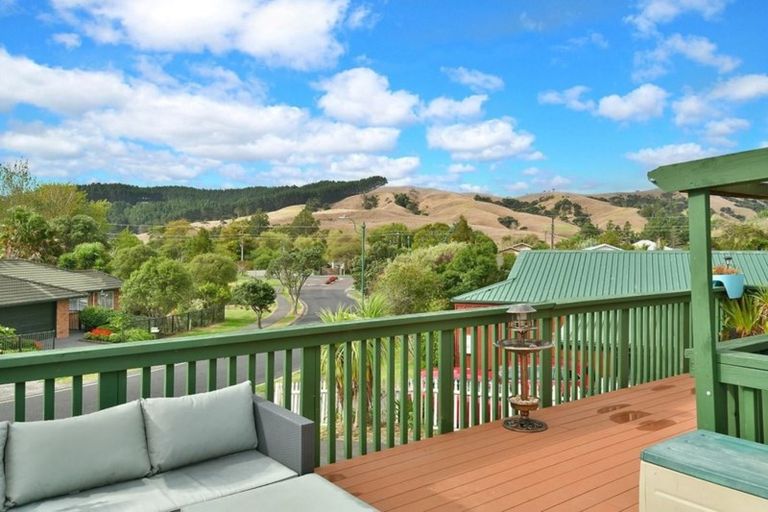 Photo of property in 11 Cabeleigh Drive, Helensville, 0800