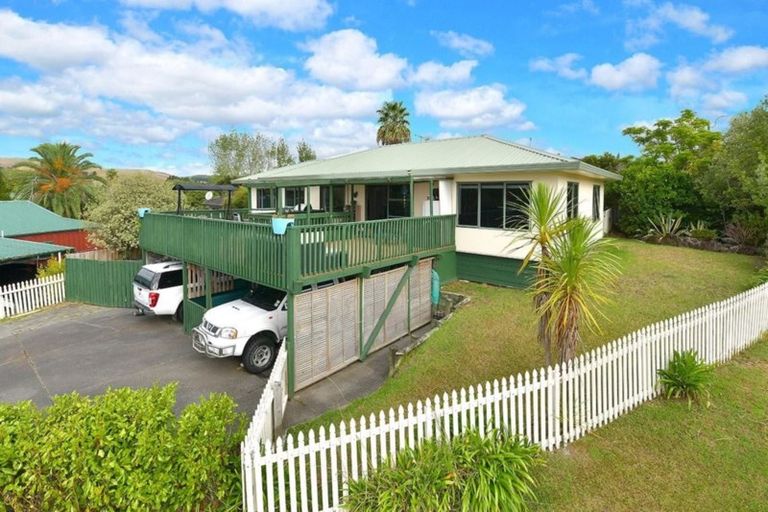Photo of property in 11 Cabeleigh Drive, Helensville, 0800