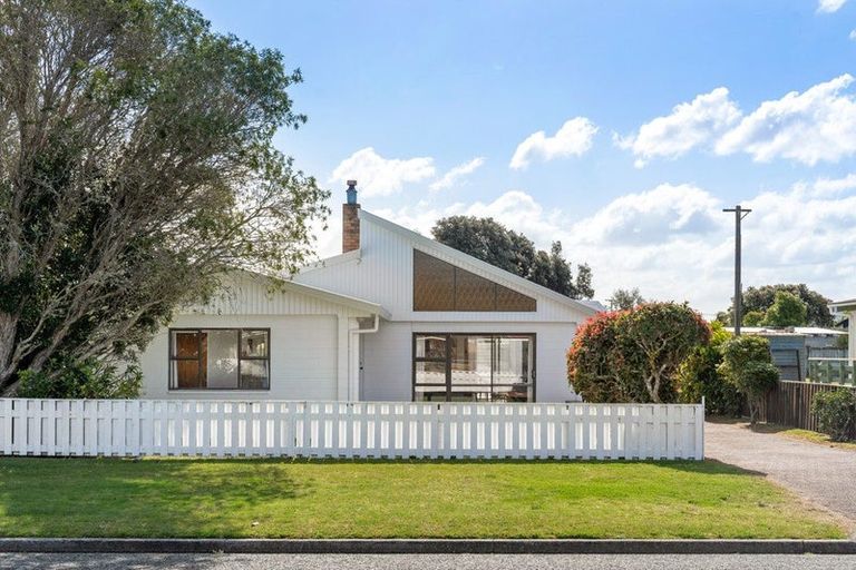 Photo of property in 115 Linton Crescent, Whangamata, 3620