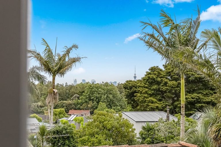 Photo of property in 2/58 Hillcrest Avenue, Hillcrest, Auckland, 0627