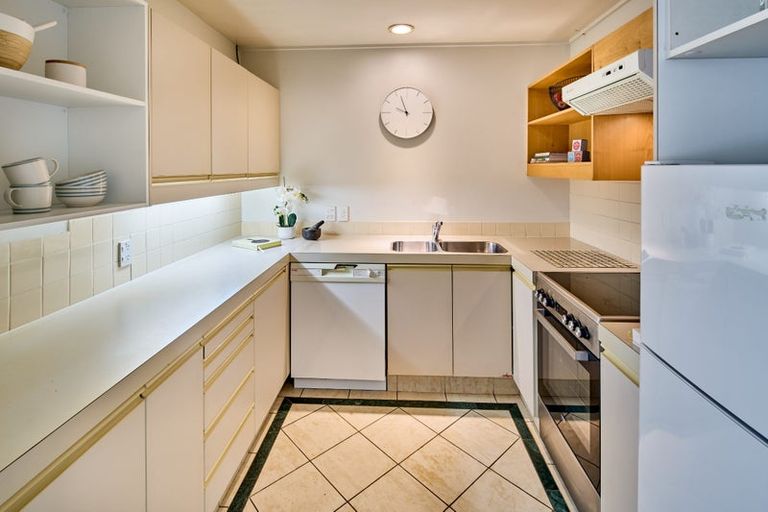 Photo of property in Highwic, 2/32 Hobson Street, Thorndon, Wellington, 6011