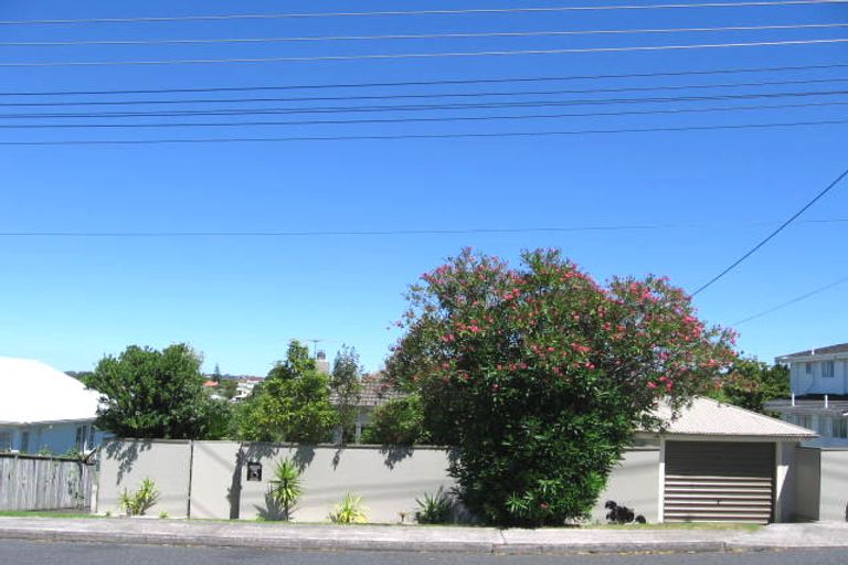 Photo of property in 2/26 Dallinghoe Crescent, Milford, Auckland, 0620