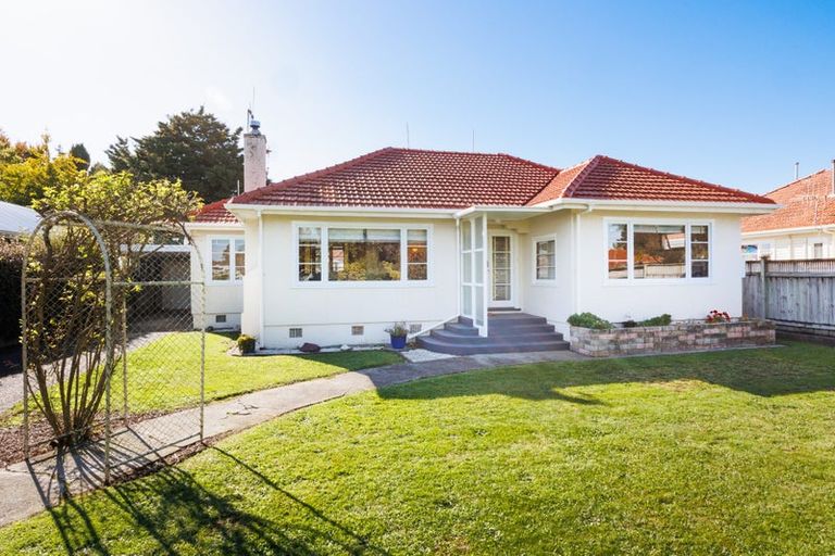 Photo of property in 6 Freyberg Street, Roslyn, Palmerston North, 4414