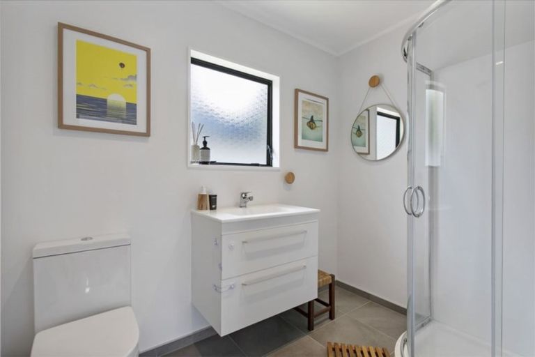 Photo of property in 10 Oreil Avenue, West Harbour, Auckland, 0618