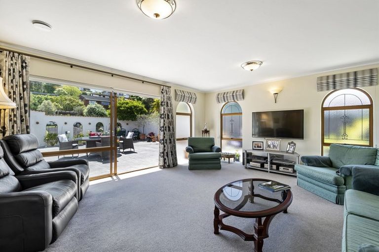 Photo of property in 84 Chelsea View Drive, Chatswood, Auckland, 0626