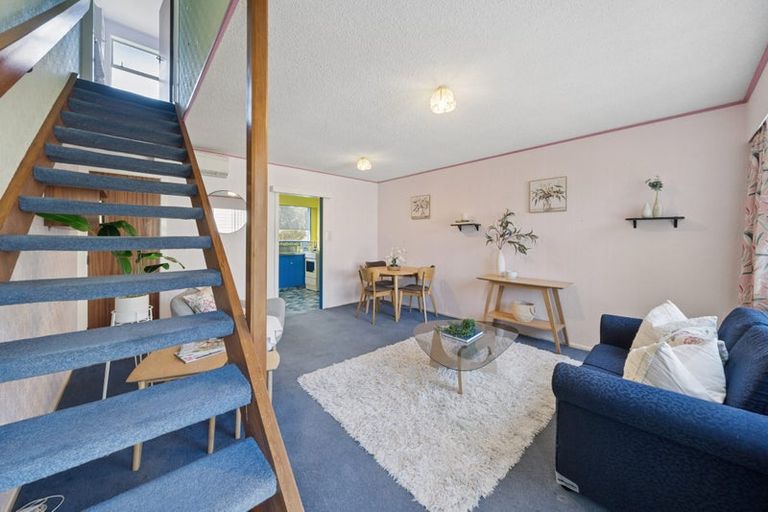 Photo of property in 2/210 Newlands Road, Newlands, Wellington, 6037