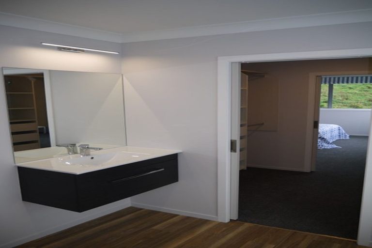 Photo of property in 25 Grumman Lane, Newlands, Wellington, 6037