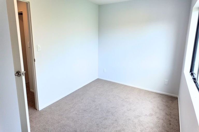 Photo of property in 44d Cyclarama Crescent, Massey, Auckland, 0614