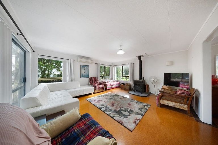 Photo of property in 215 Kaipara Road, Papakura, 2582