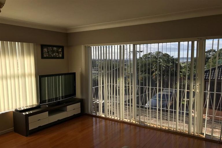 Photo of property in 86 Royal View Road, Te Atatu South, Auckland, 0610