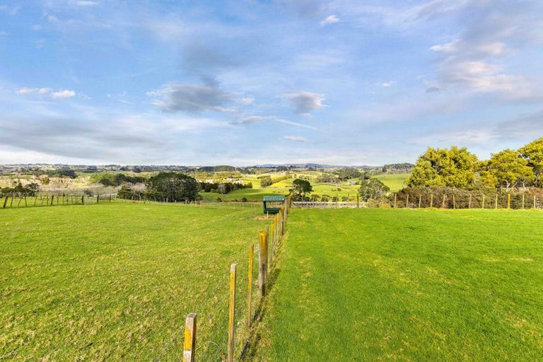 Photo of property in 133 Hanham Road, Kumeu, 0891