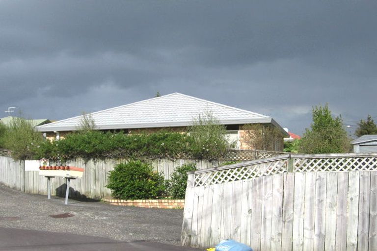 Photo of property in 9 Imelda Road, Te Atatu Peninsula, Auckland, 0610