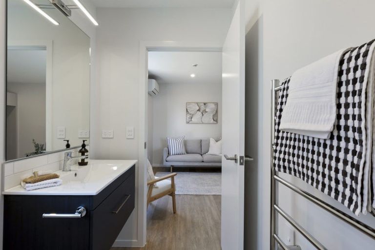 Photo of property in 32 Shelduck Road, Jacks Point, 9371