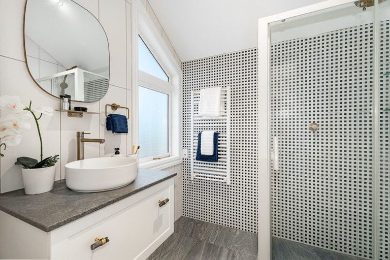 Photo of property in 50 Garden Road, Northland, Wellington, 6012