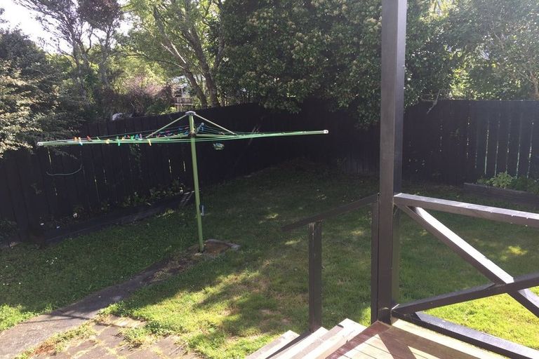 Photo of property in 17a Kingsbridge Place, Newlands, Wellington, 6037