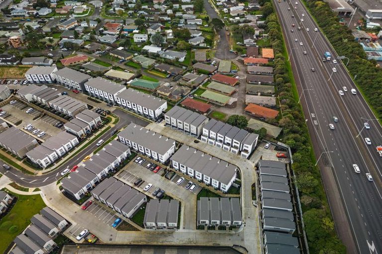 Photo of property in 2 Mikoikoi Crescent, Mangere Bridge, Auckland, 2022