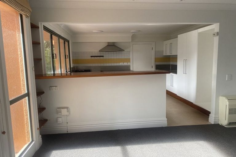 Photo of property in 28 Eccleston Hill, Thorndon, Wellington, 6011