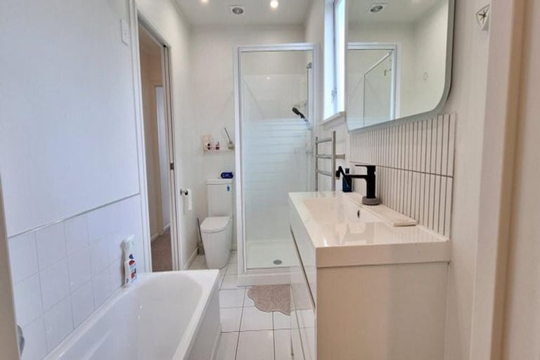 Photo of property in 1/156 Carlisle Road, Northcross, Auckland, 0632